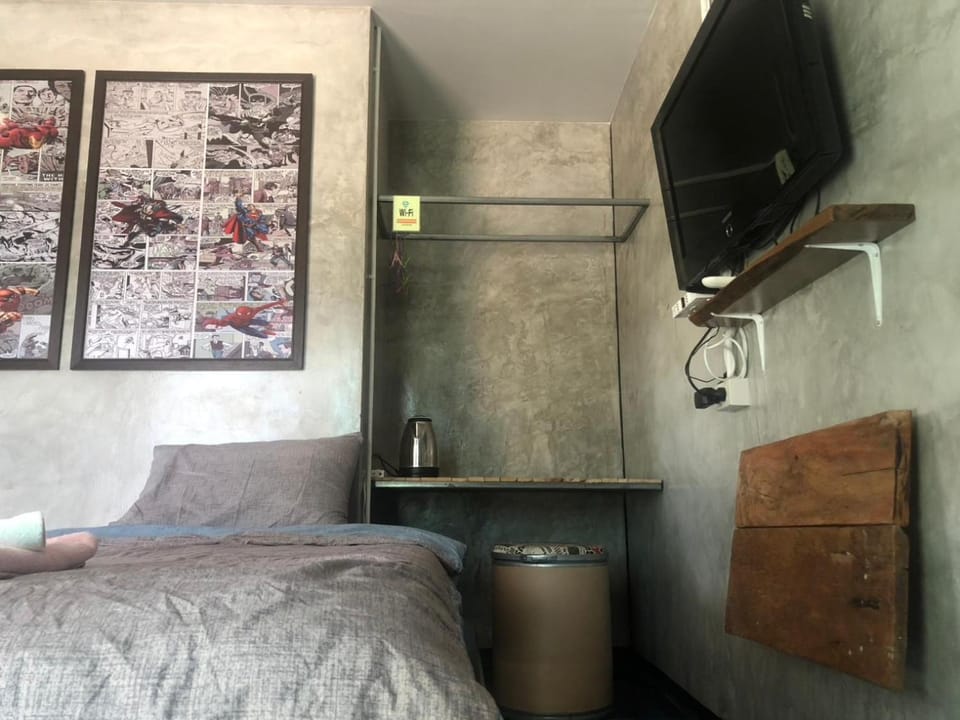 Bed, TV and multimedia, Bedroom