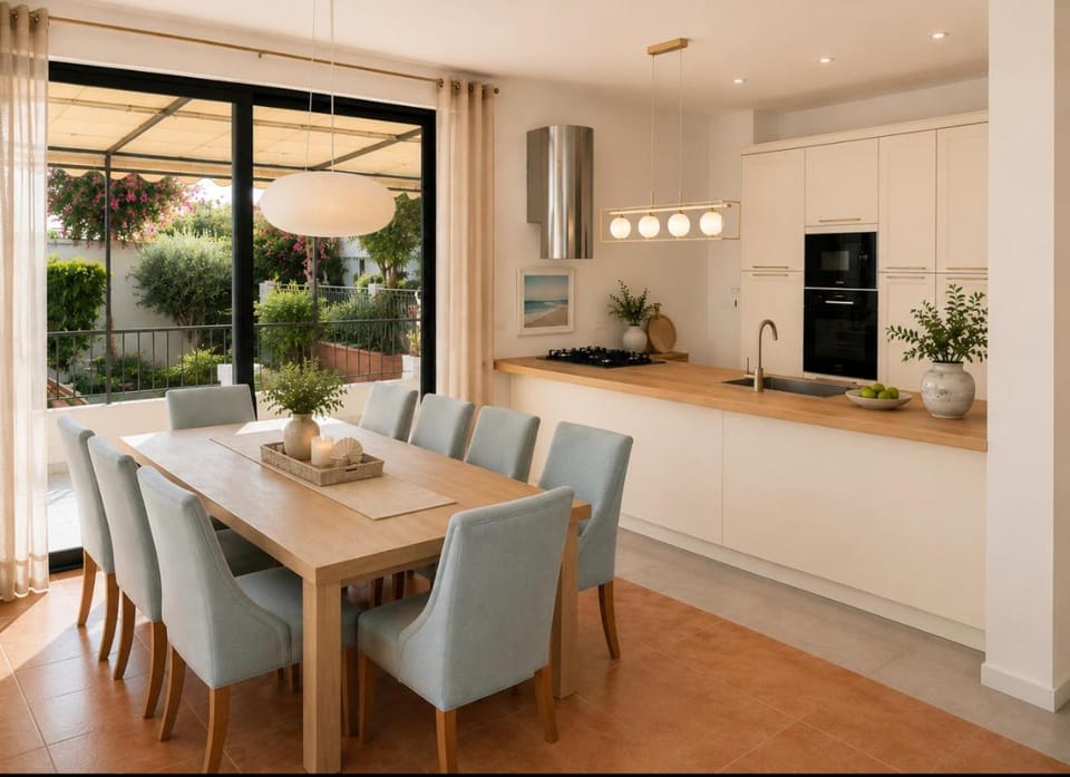 Coffee/tea facilities, Kitchen or kitchenette, Living room, Food and drinks, Seating area, Dining area, Food, minibar, pet friendly