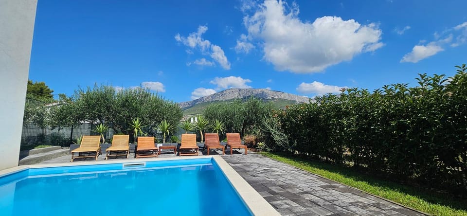 Day, Natural landscape, Swimming pool, sunbed