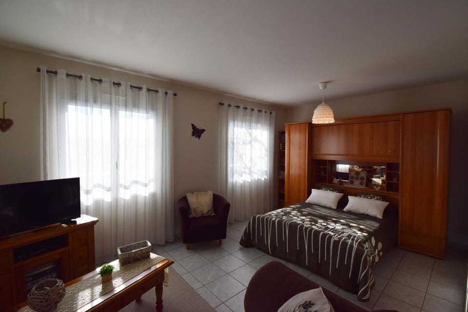 Bed, Photo of the whole room, Bedroom