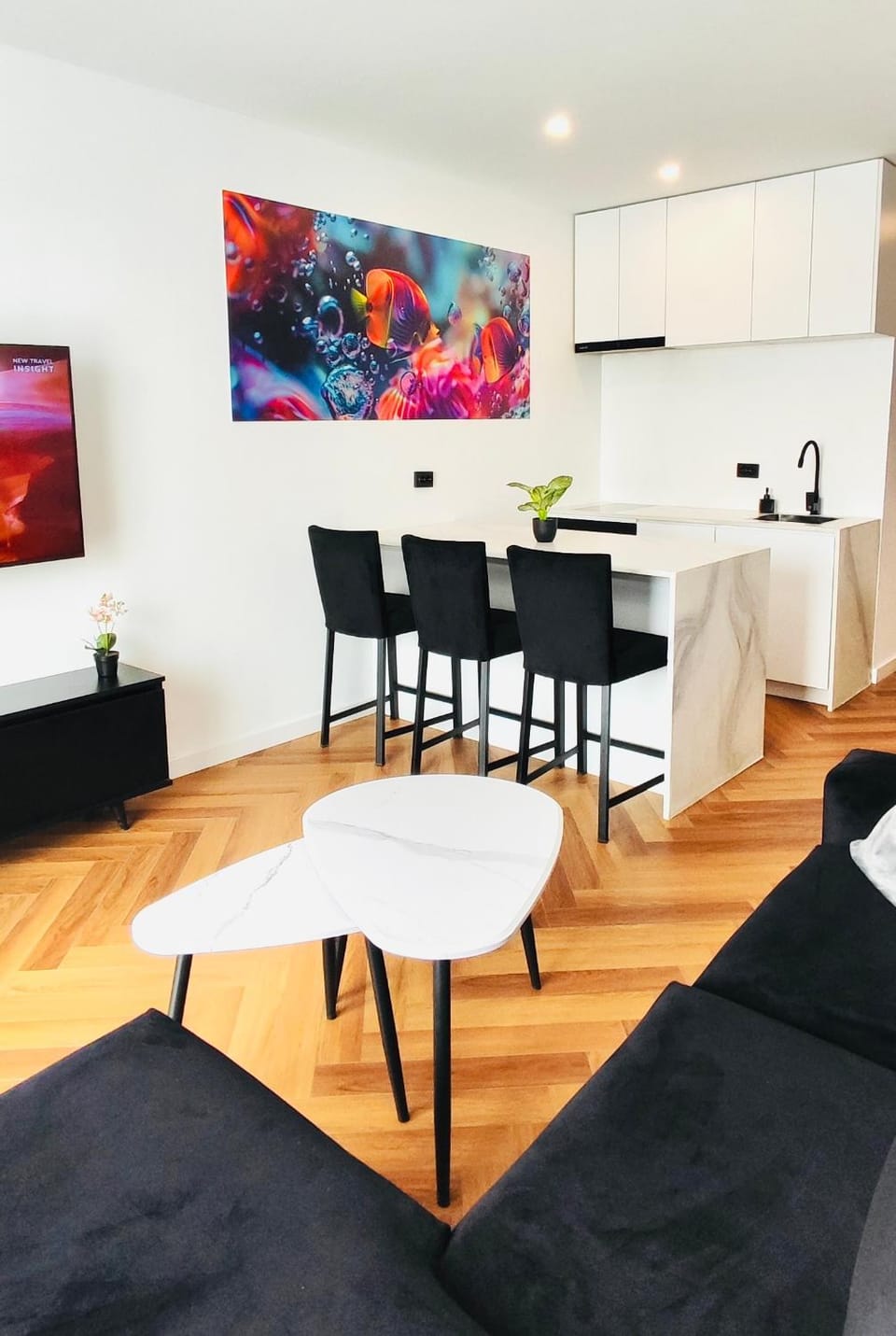 TV and multimedia, Kitchen or kitchenette, Living room, Seating area, Dining area