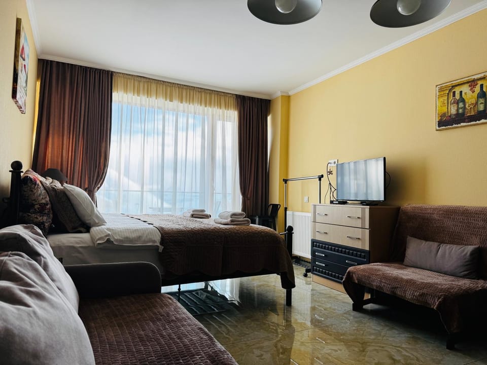 Bed, TV and multimedia, Living room, Photo of the whole room, Seating area, Bedroom