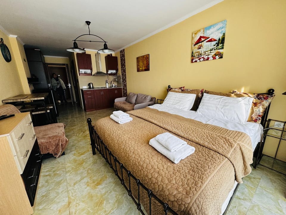 Bed, Kitchen or kitchenette, Living room, Photo of the whole room, Seating area, Bedroom, pet friendly, stove, towels, wardrobe