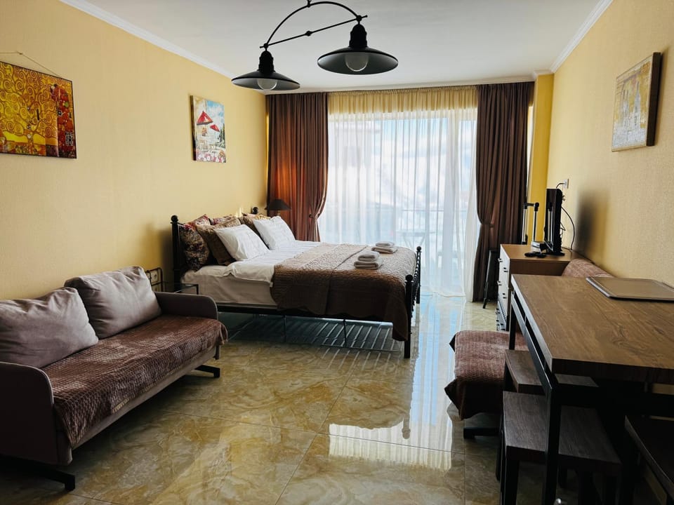 Bed, TV and multimedia, Living room, Photo of the whole room, Seating area, Dining area, Bedroom