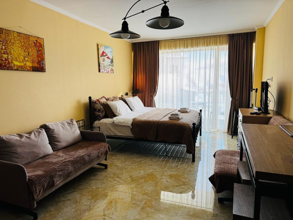 Bed, TV and multimedia, Living room, Photo of the whole room, Seating area, Bedroom