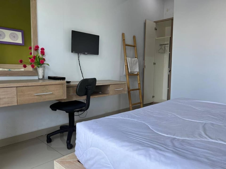 Bed, TV and multimedia, Photo of the whole room, Bedroom