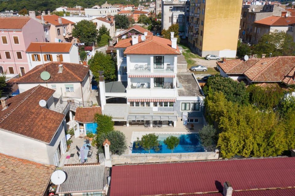 Day, Neighbourhood, Bird's eye view, City view, Swimming pool, Location