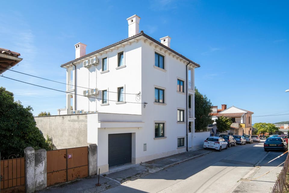 Property building, Neighbourhood, Street view, Location, Parking