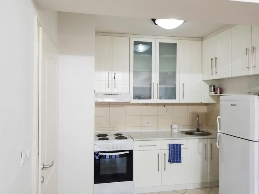 Kitchen or kitchenette, oven, stove