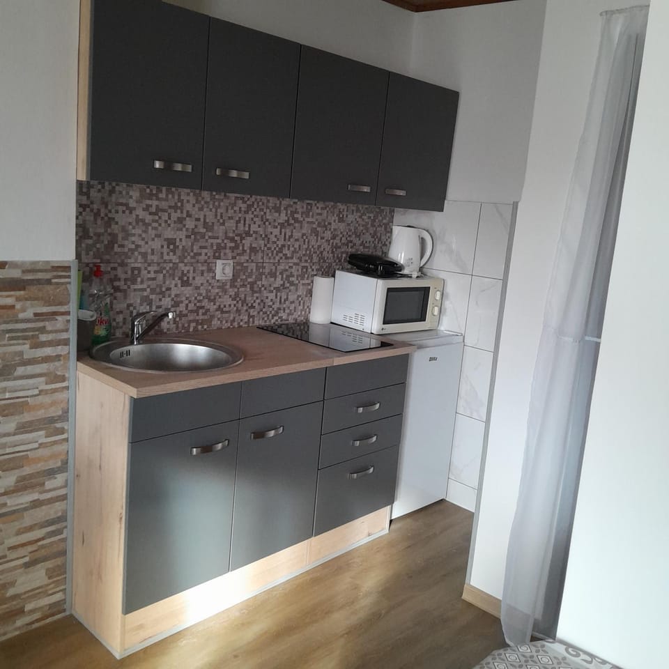 minibar, toaster, kitchen