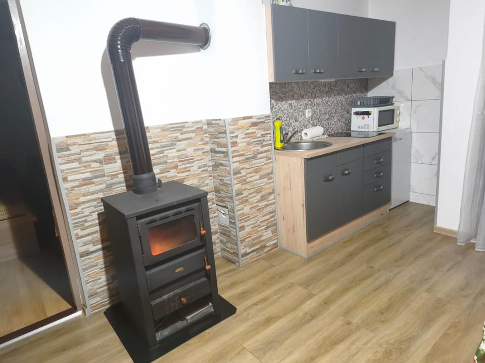 Kitchen or kitchenette, heating, stove