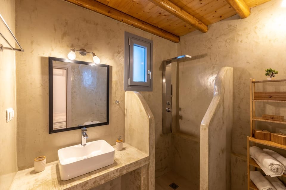 Shower, Toilet, Property building, Bathroom