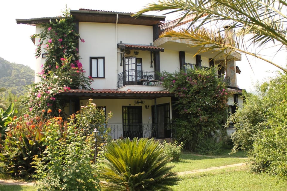 Property building, Facade/entrance, Garden