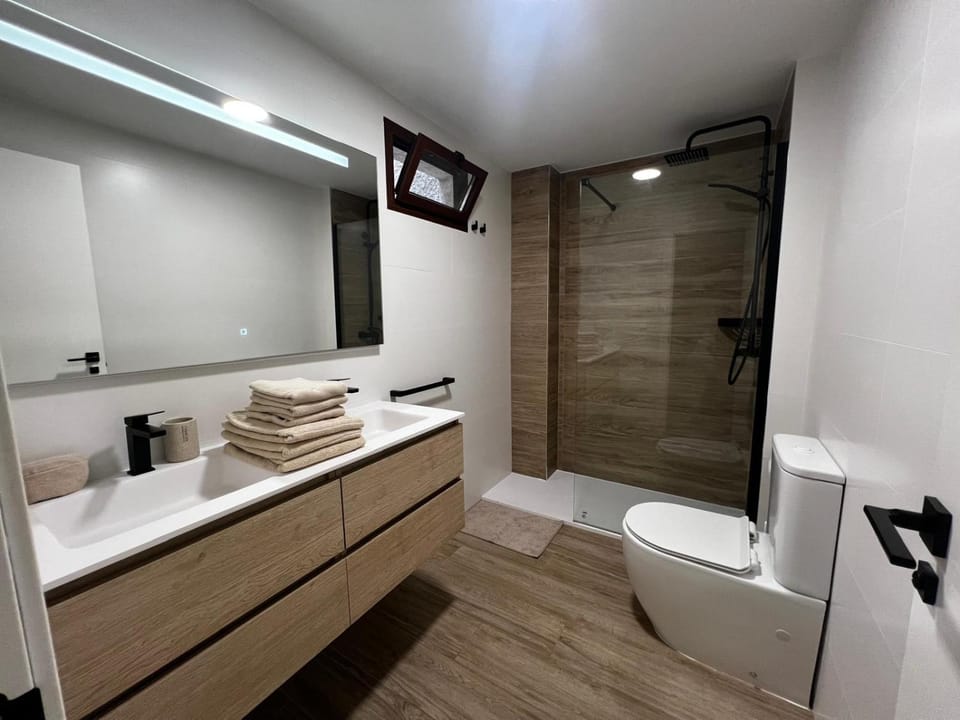 Shower, Toilet, Bathroom, Photo of the whole room, towels