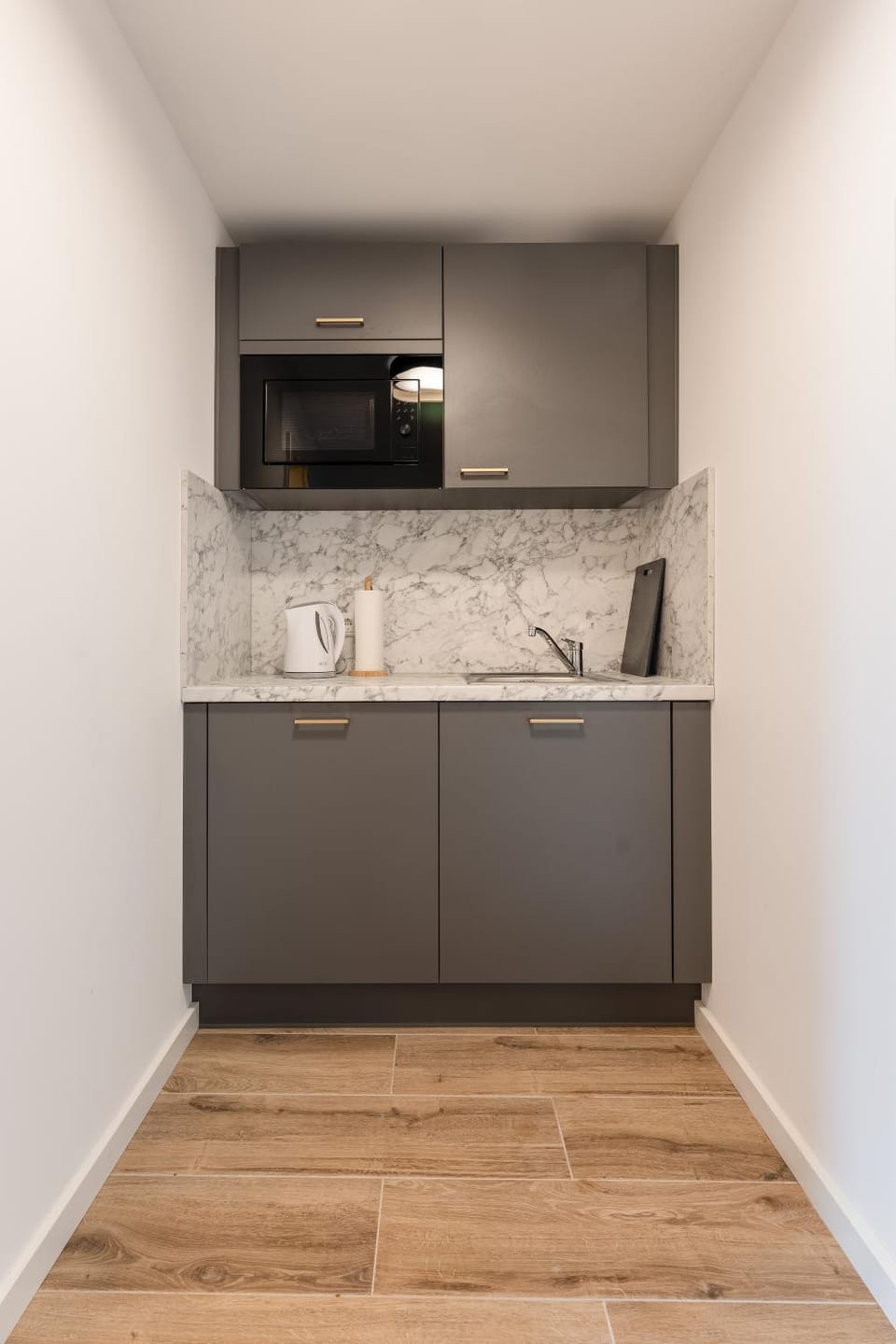 Kitchen or kitchenette, minibar