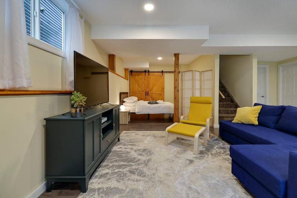 Adorable private suite with indoor fire place Apartment in Cochrane