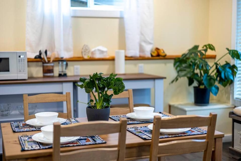 Adorable private suite with indoor fire place Apartment in Cochrane
