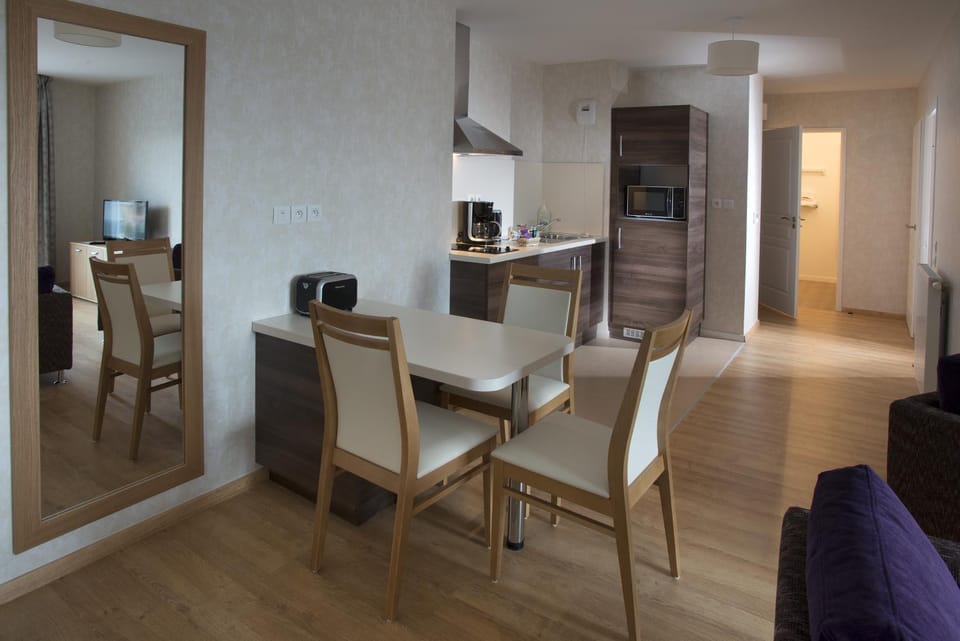 Living room, Dining area