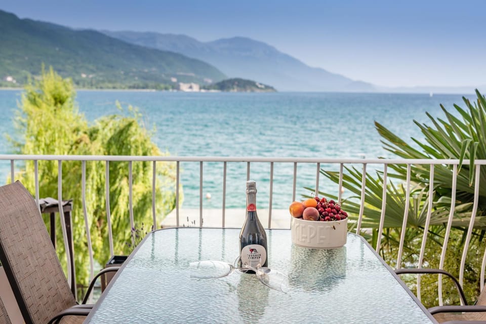 Patio, Day, Natural landscape, View (from property/room), Balcony/Terrace, Dining area, Lake view, Sea view