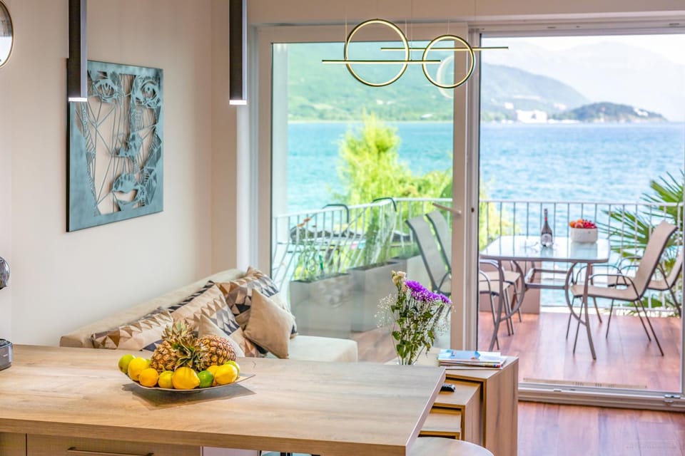 Natural landscape, View (from property/room), Balcony/Terrace, Living room, Seating area, Dining area, Lake view