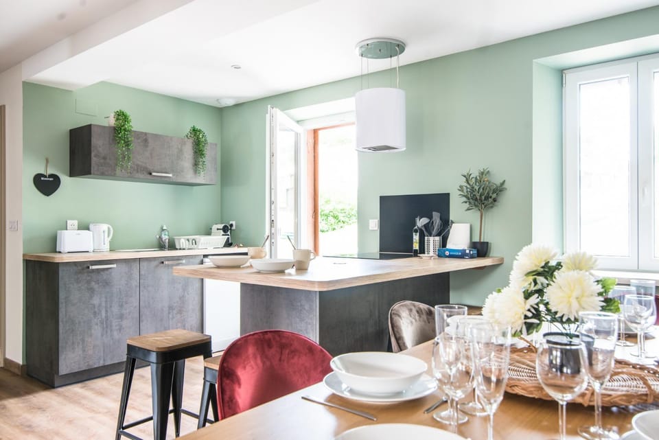 Kitchen or kitchenette, Dining area