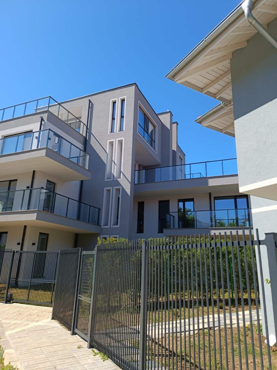Facade/entrance