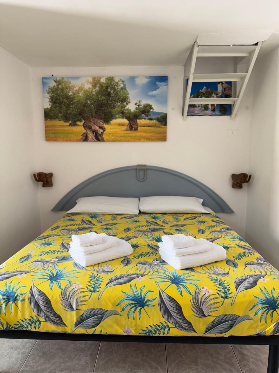 Bed, Photo of the whole room, towels