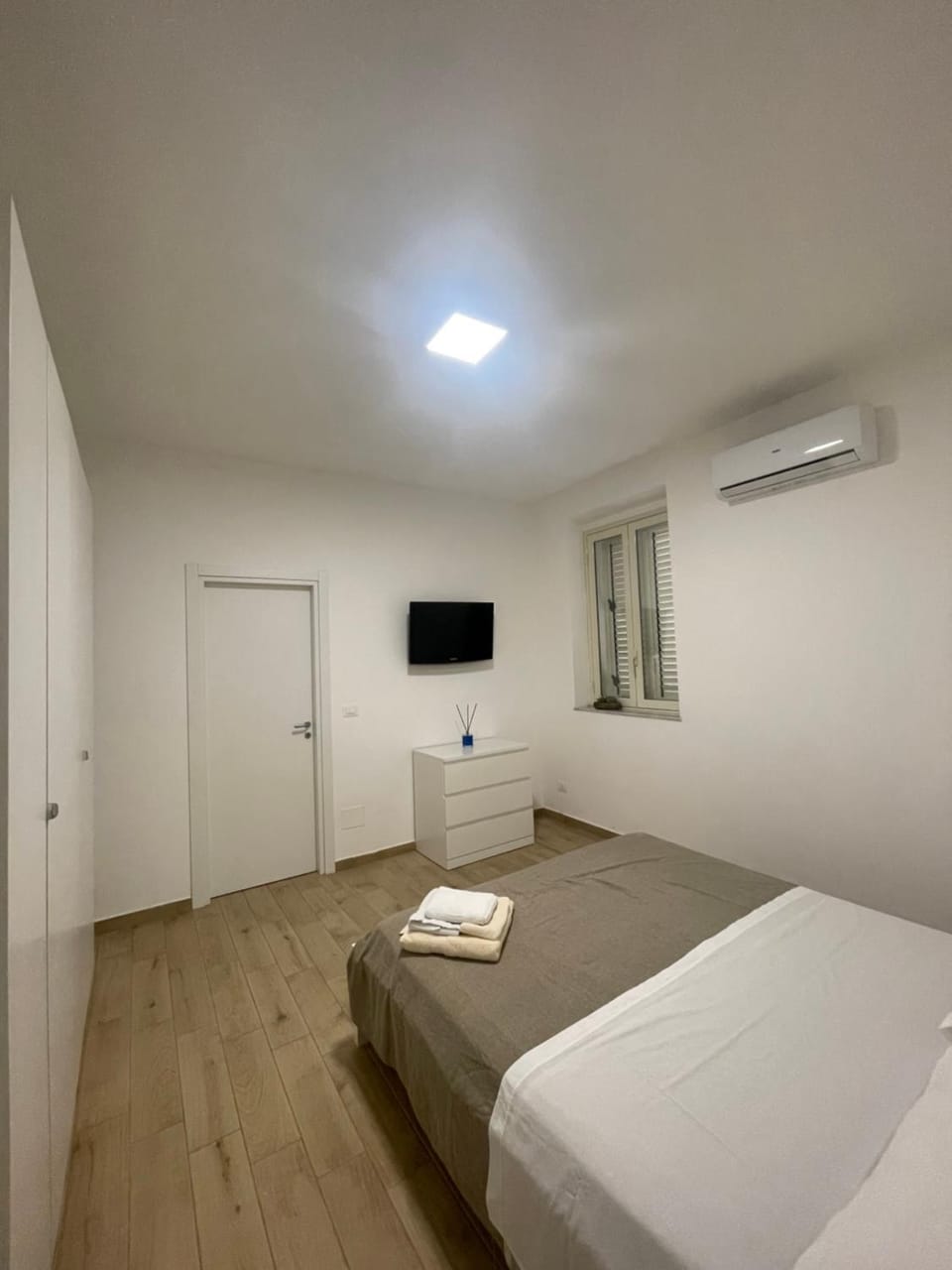 TV and multimedia, Photo of the whole room, Bedroom, air conditioner