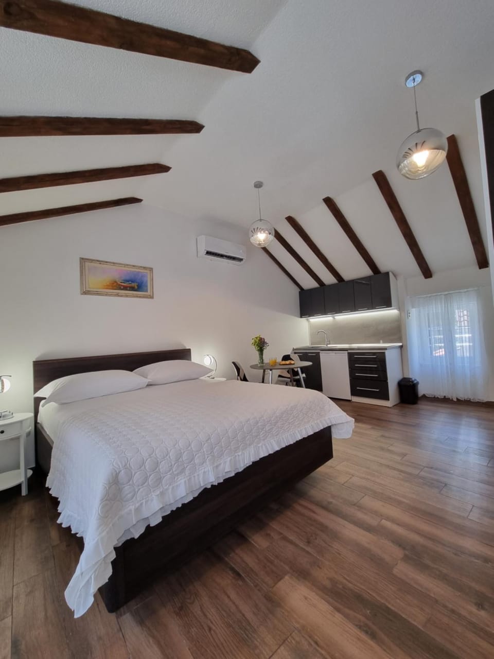 Bed, Kitchen or kitchenette, Bedroom, stove, air conditioner
