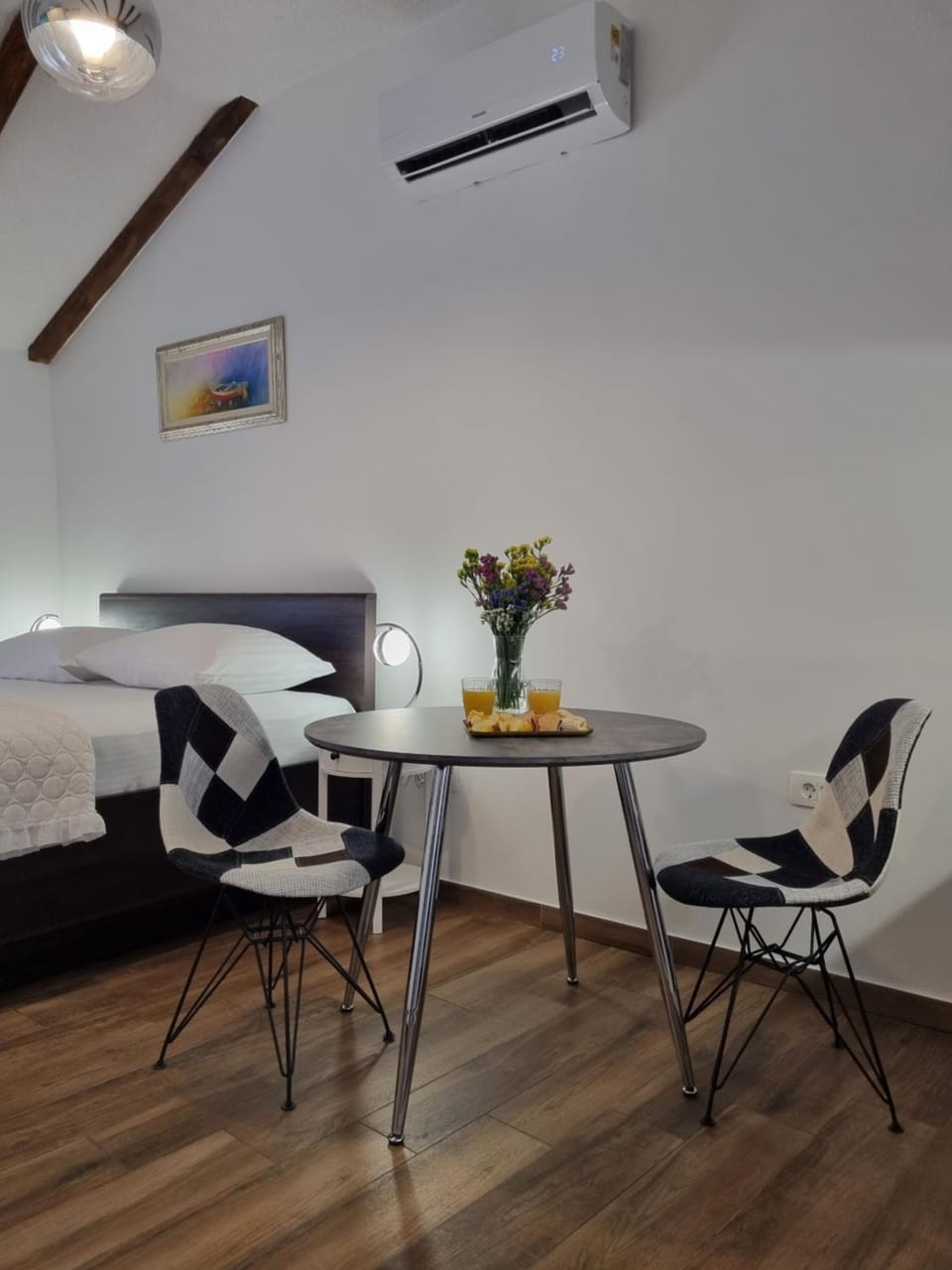 Bed, Seating area, air conditioner