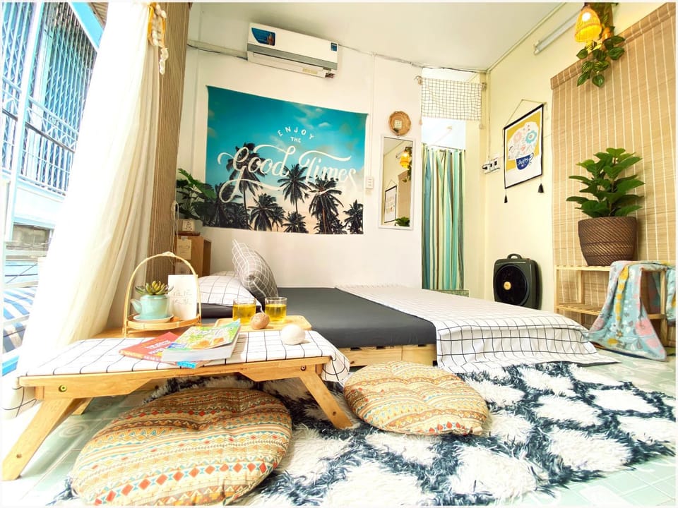 Bed, Photo of the whole room, Decorative detail, Seating area, Bedroom, air conditioner