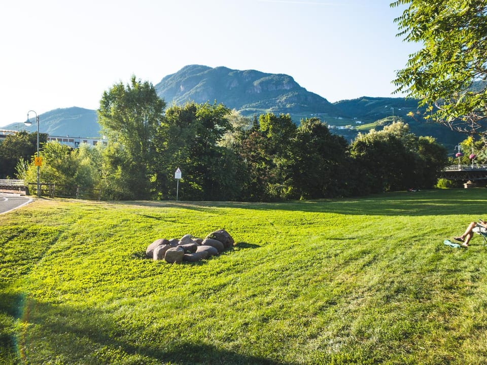 Property building, Neighbourhood, Garden, Garden view, Mountain view
