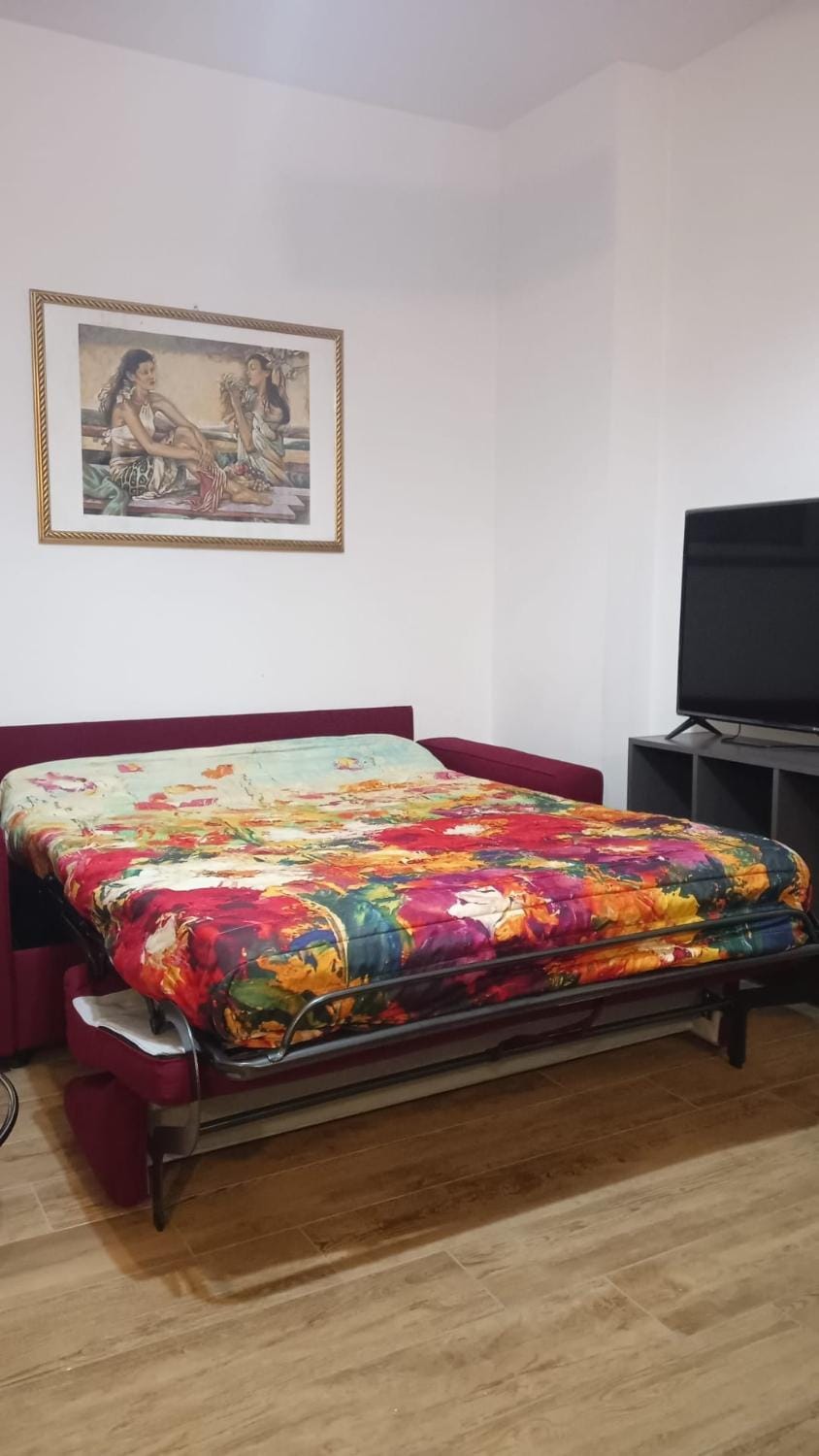 Communal lounge/ TV room, Bed, Seating area