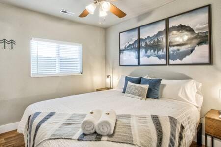 Vibrant Watermelon - Hot Tub, BBQ-Grill, King-Bed, Backyard, Parking House in Colorado Springs
