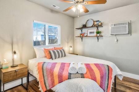Vibrant Watermelon - Hot Tub, BBQ-Grill, King-Bed, Backyard, Parking House in Colorado Springs