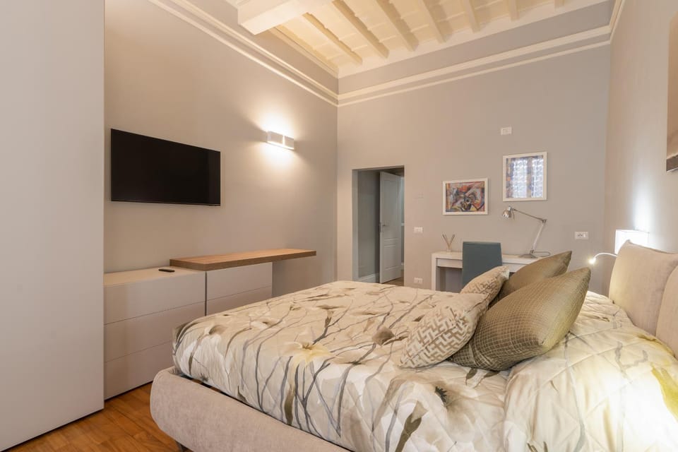 Bed, TV and multimedia, Photo of the whole room, Bedroom