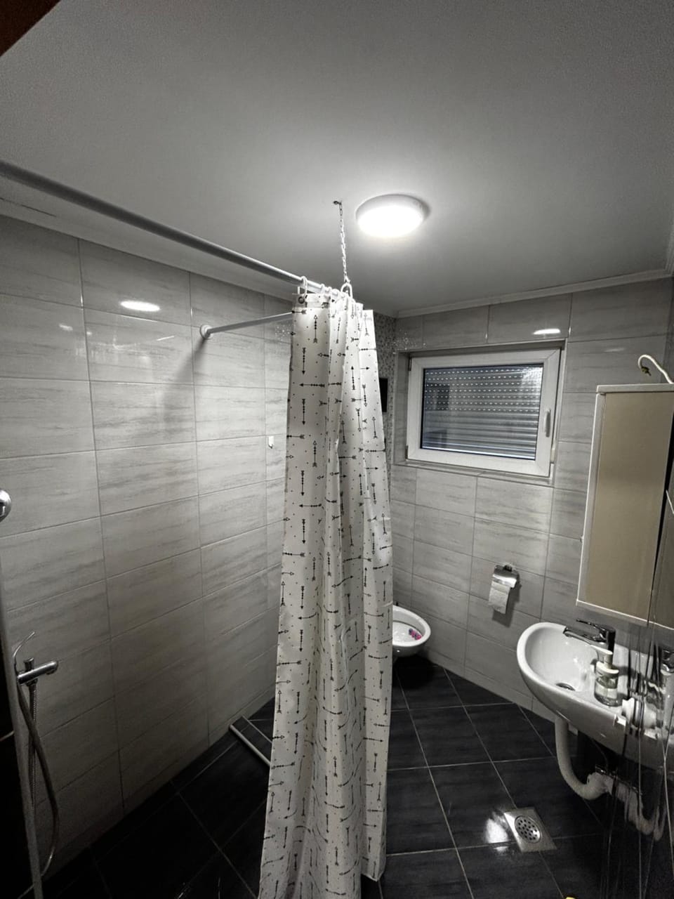 Shower, Toilet, Bathroom, towels