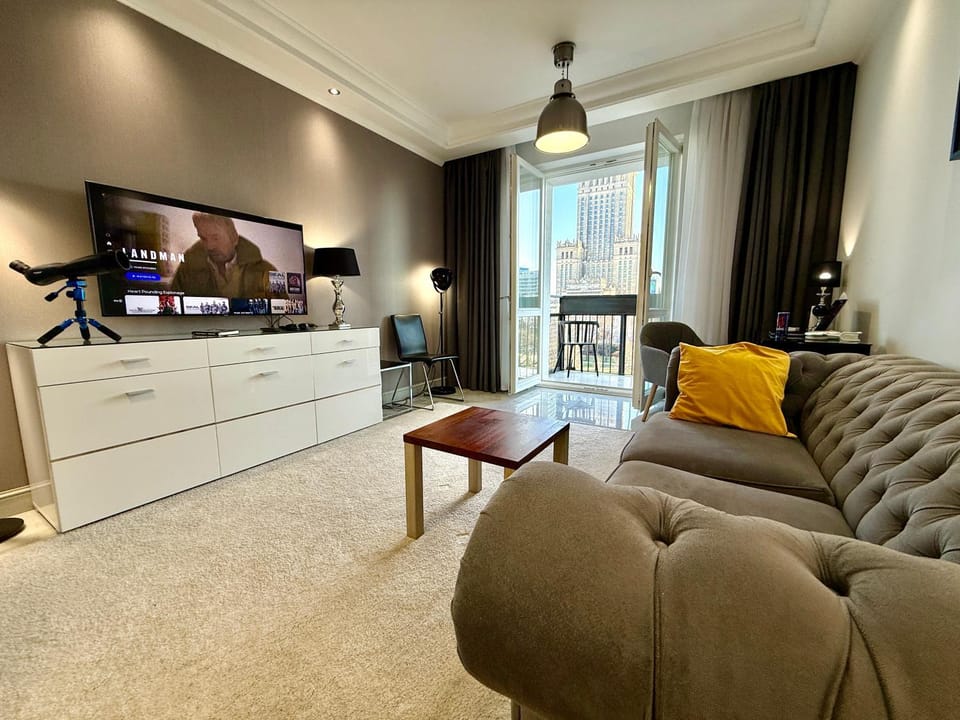 TOP CLASS metro fast WiFi 100 Mbs 70’TV Netflix HBO Max Disney+ AppleTV+ Apartment in Warsaw