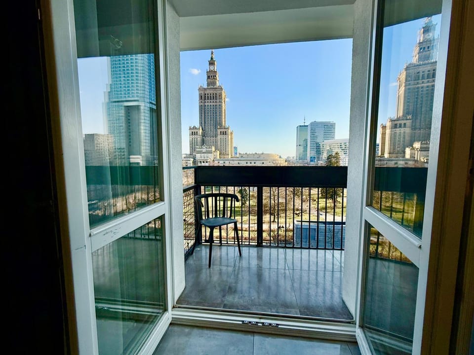 TOP CLASS metro fast WiFi 100 Mbs 70’TV Netflix HBO Max Disney+ AppleTV+ Apartment in Warsaw
