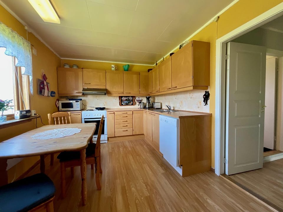 Kitchen or kitchenette, Dining area