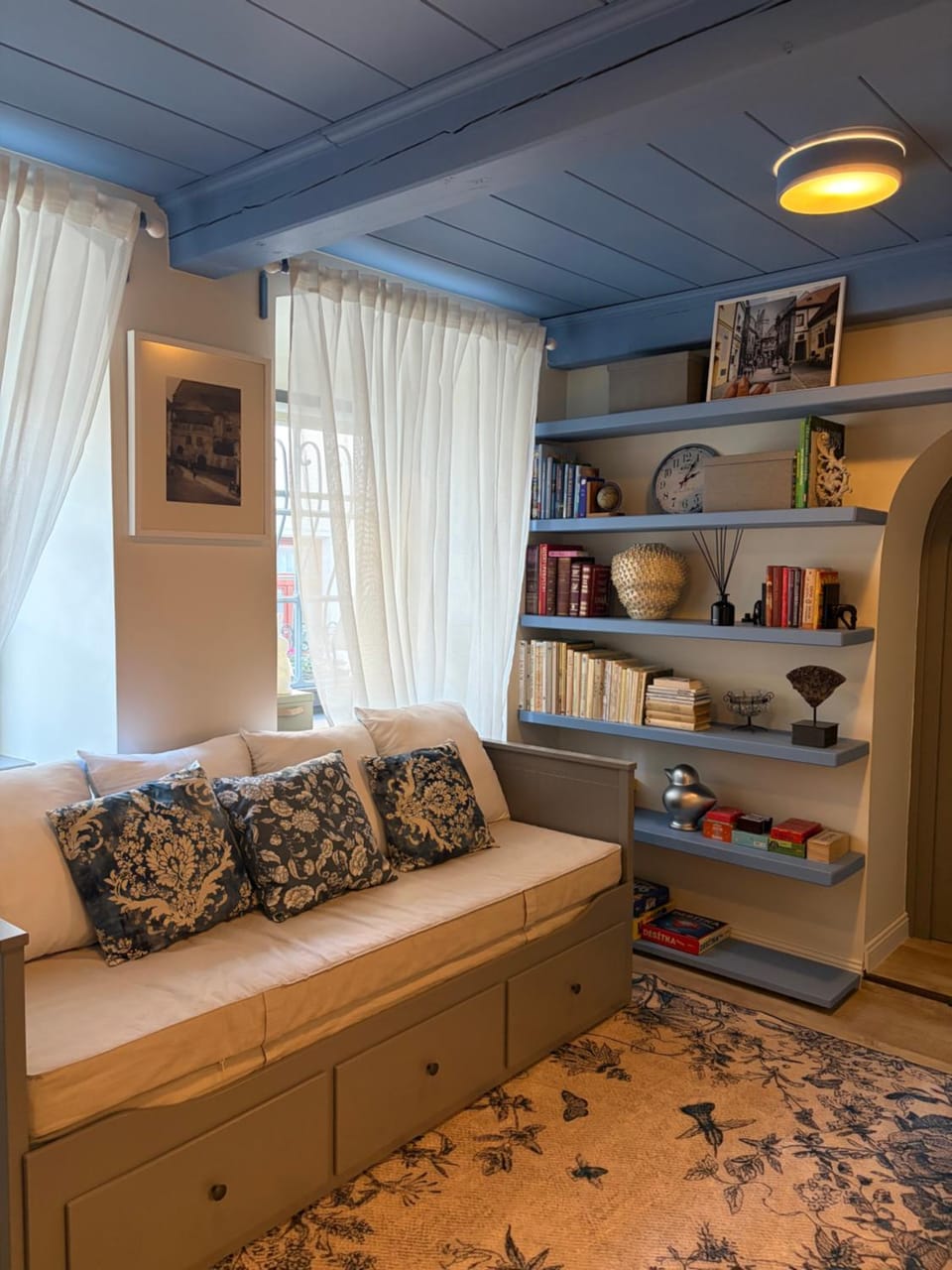 Bed, Library, Seating area
