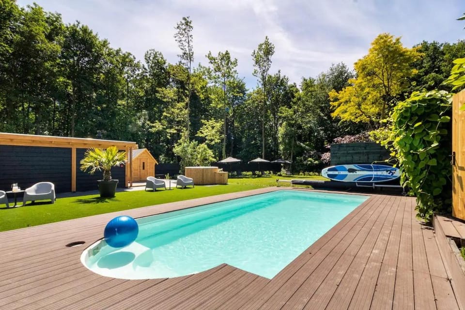 Green Tiny House with shared pool House in Zeewolde