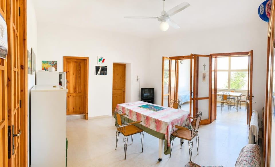 Communal lounge/ TV room, TV and multimedia, Kitchen or kitchenette, Photo of the whole room, Dining area, Evening entertainment