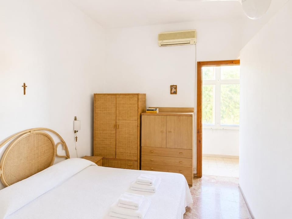 Bed, Photo of the whole room, Bedroom, towels, wardrobe, air conditioner