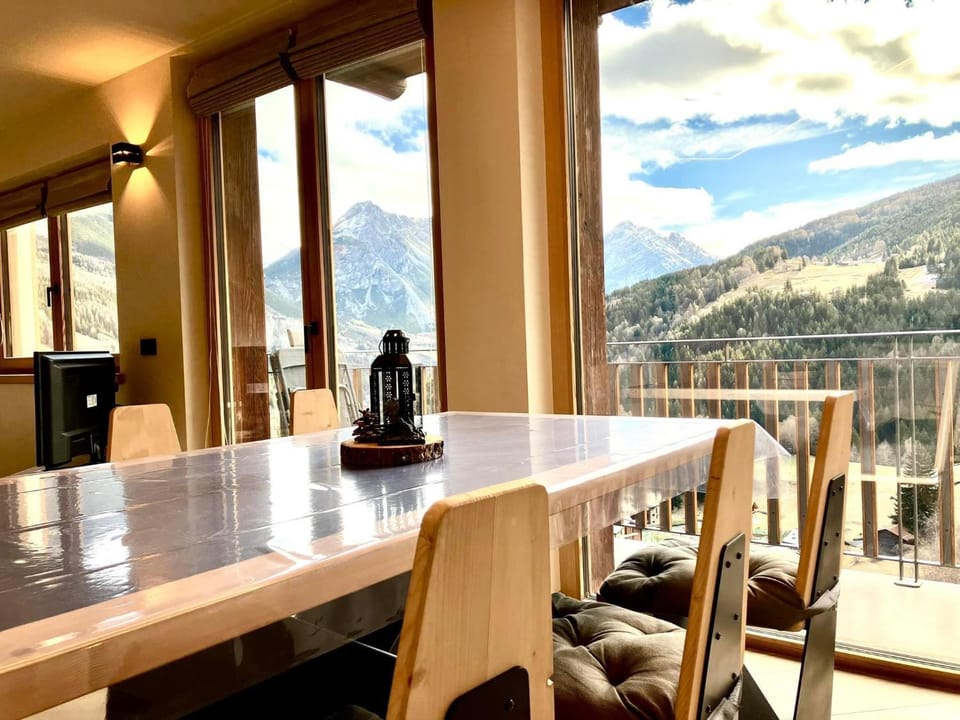 Day, Natural landscape, Dining area, Mountain view
