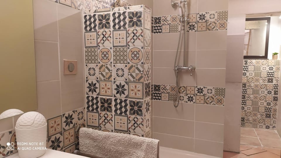 Chambres d'hôtes indépendantes au rez-de-chaussée d'une maison provençale dont une avec cour intérieure Bed and Breakfast in Tarascon
