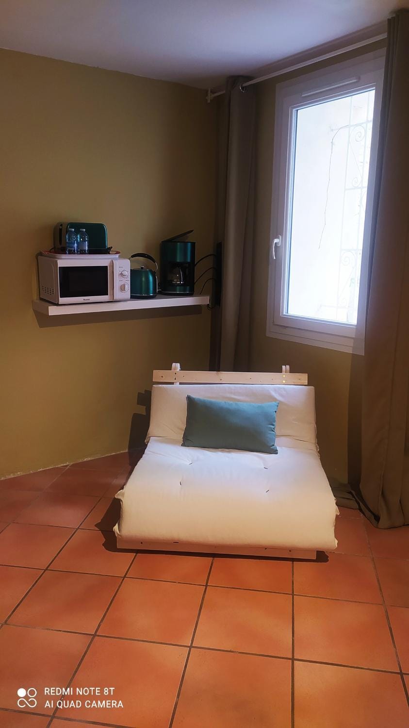 Chambres d'hôtes indépendantes au rez-de-chaussée d'une maison provençale dont une avec cour intérieure Bed and Breakfast in Tarascon