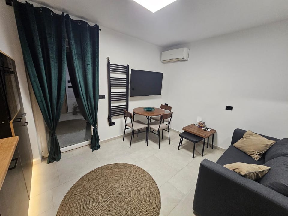 TV and multimedia, Living room, air conditioner
