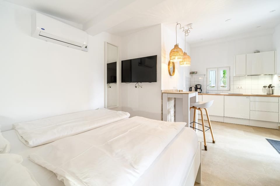 Kitchen or kitchenette, Bedroom, air conditioner