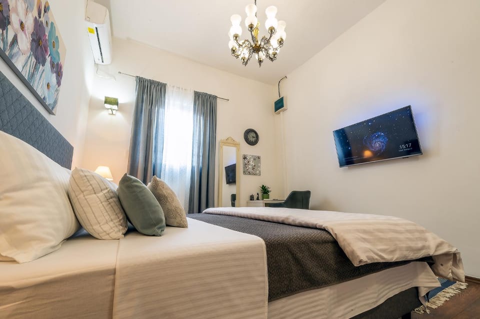 Bed, TV and multimedia, Bedroom